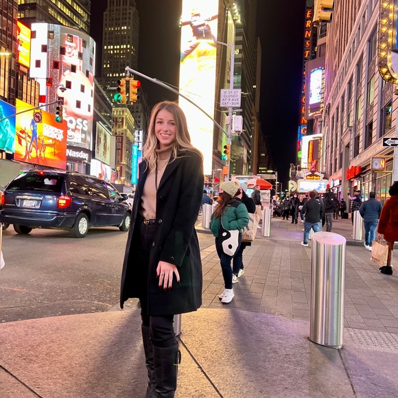 Meet your Posher, Nicole - Picture 4 of 5